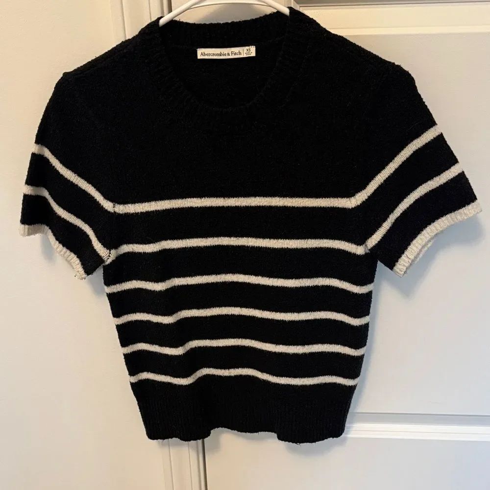 Abercrombie & Fitch Black and White Striped Short Sleeve Crew Sweater